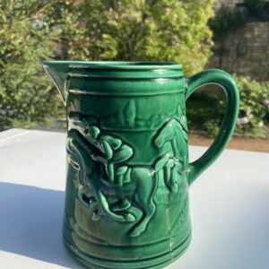 Broc à eau-pichet- vase vert à motifs de cavalier en faïence de Saint-Clément